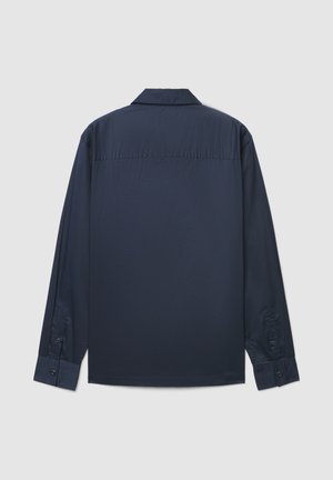 Chemise bleu marine à manches longues avec un col classique, une texture lisse, des poignets avec boutons et un ourlet droit. Présente un design arrière épuré et minimaliste.