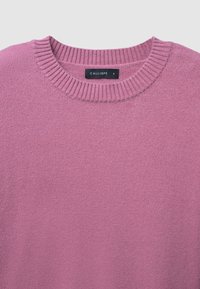 Rosa Strickpullover mit geripptem Rundhalsausschnitt und subtiler Textur. Markenetikett "CALLIOPE" sichtbar im Kragen. Größe angegeben als 'S'.