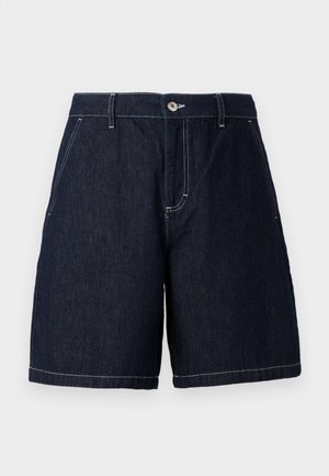 Shorts in denim scuro con taglio dritto. Presentano una chiusura con bottone, tasche frontali e cuciture bianche a contrasto lungo i bordi.