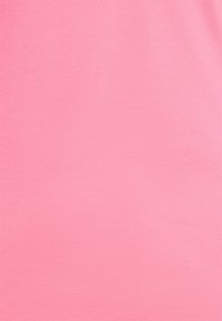 Ljust rosa tyg med en slät, lätt strukturerad yta. Materialet är lätt och icke-reflekterande.