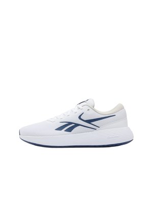 Weißer Sportschuh mit dunkelblauem Reebok-Logo, Mesh-Obermaterial, Schnürverschluss und gepolsterter Sohle, konzipiert zum Laufen oder für den Freizeitgebrauch.