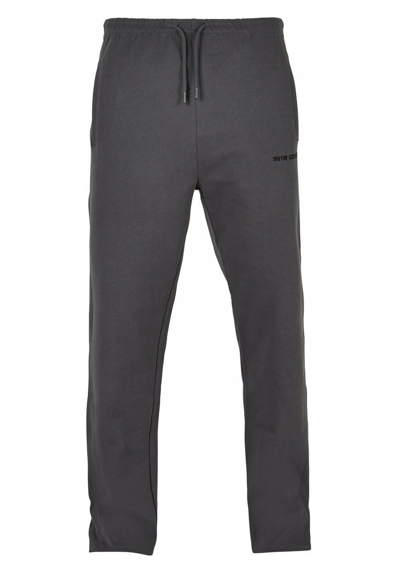 Mørkegrå joggebukser laget av myk stoff, med elastisk midje og snøring samt sidelommer. Logo trykt foran.