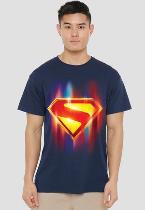 Warner Brothers, SUPERMAN 2025 GLOWING SHIELD - Print T-shirt - dark blue
