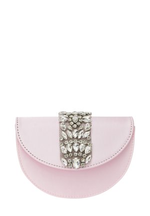 Rózsaszín selyem clutch félhold formával, középen ezüstszínű díszítéssel, tiszta strasszokkal. Simás textúrájú és varrott.