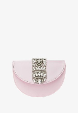 Lyserød satin clutch i halvmåneform med en sølvfarvet udsmykning af klare rhinsten i midten. Glat overflade og syninger.