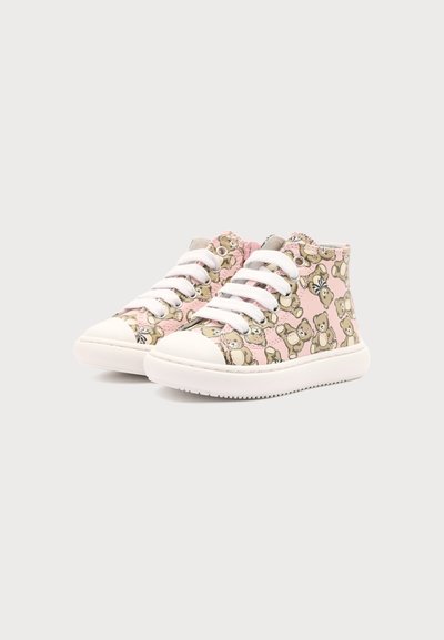 Παιδικά sneakers μπότες με λευκές σόλες και κορδόνια, με ροζ φόντο και εκτύπωση με αρκουδάκια σε όλη την επιφάνεια.