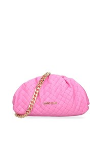 Borsa a tracolla in ecopelle trapuntata rosa con una catenina dorata. Presenta un design arricciato e un logo di marca sul davanti.