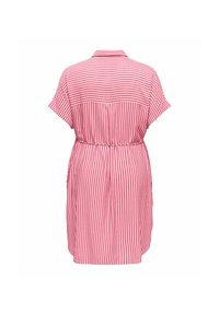 Robe à manches courtes rayée rouge et blanche avec col, coupe ample, rayures horizontales sur le haut du dos et rayures verticales sur la partie inférieure.
