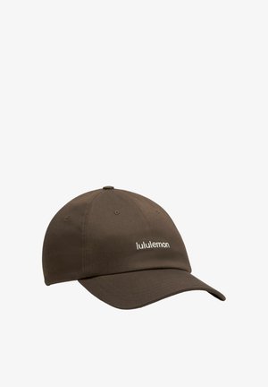 Braune Lululemon Baseballkappe mit gebogenem Schirm und gesticktem Markennamen auf der vorderen Mitte.