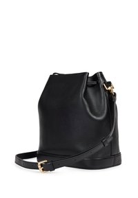 Sac seau en cuir noir avec une texture lisse, une bandoulière ajustable et une quincaillerie couleur or. Il possède un haut resserré et une base plate.