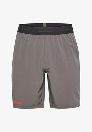 Bermudas deportivas para hombre en gris, con una cintura elástica, textura suave y un logo naranja en la pierna izquierda.