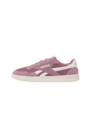 Lage Reebok sneaker in mauve met witte accenten, mesh- en suède bovenwerk, vetersluiting aan de voorkant en gevoerde witte zool.