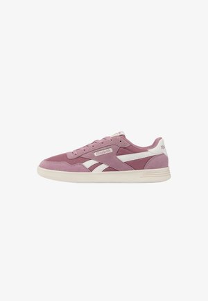 Baskets basses Reebok mauve avec des accents blancs, dessus en mesh et suède, fermeture à lacets et semelle blanche amortie.