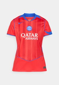 Röd Nike-tröja med blå detaljer, utrustad med vertikala ränder och rund hals. Visar "QATAR AIRWAYS" i vitt, tillsammans med en klubb-logotyp.