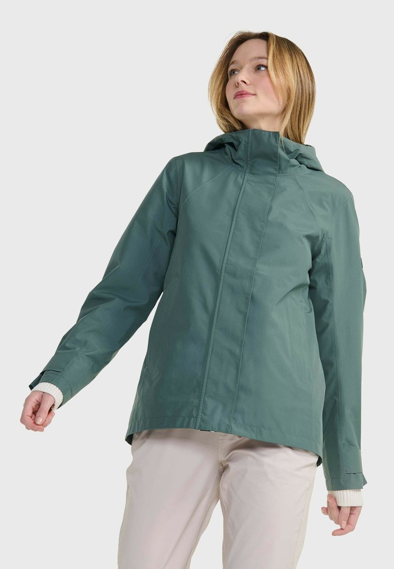 Veste imperméable verte avec une capuche, dotée d'une fermeture éclair, de deux poches latérales et de poignets élastiques. Texture lisse, design léger.