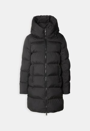 Abrigo negro acolchado con cuello alto, cremallera frontal y dos bolsillos laterales. Material texturizado con patrón de colcha y capucha con cordón.