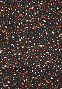 Musta kangas, jossa on sattumanvarainen kuvio oransseja, ruskeita ja valkoisia pilkkuja. Pintatekstuuri vaikuttaa uurteiselta, pehmeältä ja kevyeltä.
