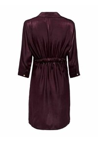 Vestito bordeaux realizzato in tessuto lucido, con collo a polo, maniche lunghe, vita elasticizzata e dettagli con bottoni sulle maniche.