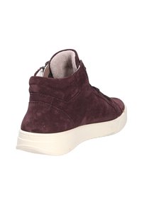 Bordeaux suede hoge sneaker met een gestructureerd oppervlak, witte rubberen zool en een eenvoudig vetersysteem. De achterkant toont een gevoerde schacht en stiksels.