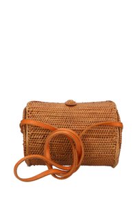Borsa a tracolla in paglia intrecciata, di forma cilindrica, colore beige, con tracolla in pelle e chiusura a bottone. Esterno testurizzato e dettagli lisci.