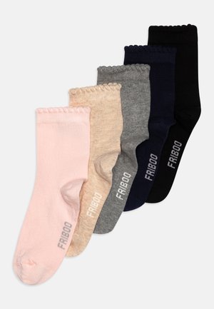 Cinq paires de chaussettes en rose clair, beige, gris, marine et noir. Chacune a un dessus côtelé et la marque "FRIBOO" imprimée en blanc.