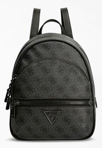 Mochila negra de Guess con patrón de monograma, bolsillo frontal con cremallera, placa de logo triangular y dos correas para los hombros.