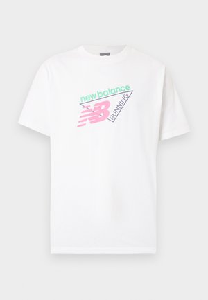 Fehér rövid ujjú póló zöld "new balance" felirattal, rózsaszín "NB" logóval és szürke "RUNNING" felirattal az elülső középen.