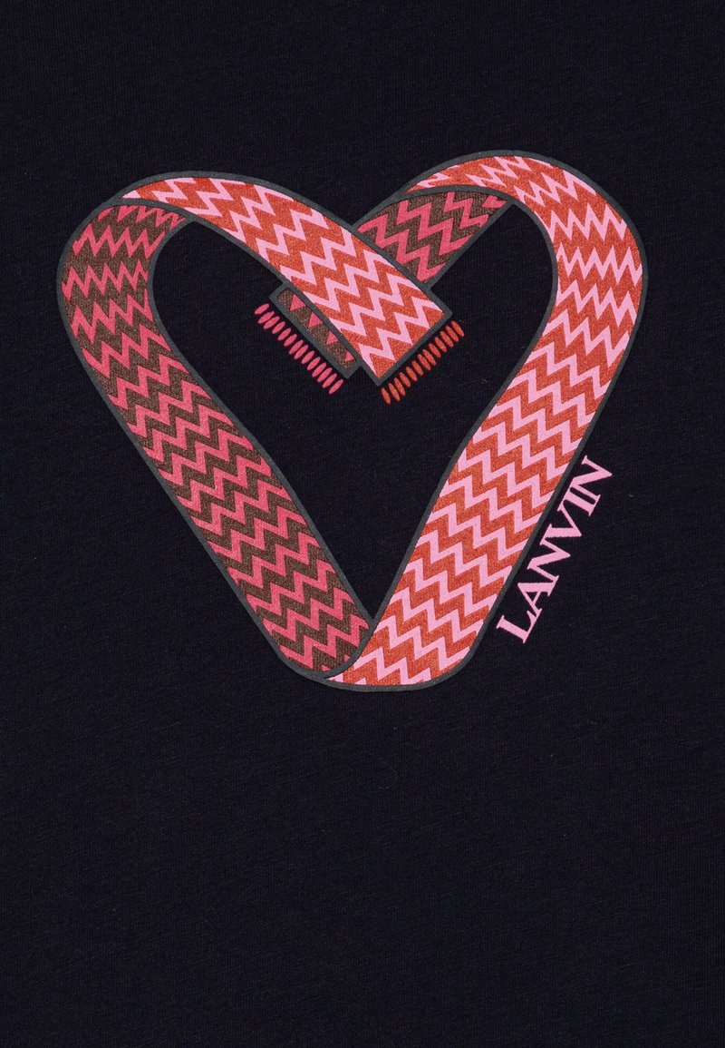 Tessuto nero con un design a forma di cuore realizzato con un nastro a zigzag rosa e rosso. Testo "LANVIN" in rosa.