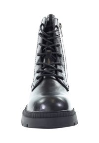 Czarne skórzane botki za kostkę z sznurowanym przodem, bocznym zamkiem błyskawicznym, zaokrąglonym noskiem i teksturowaną gumową podeszwą. Gładkie wykończenie z minimalnymi detalami szwów.