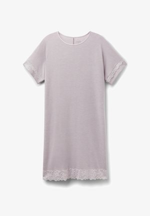 Lavendel nachtjapon met korte mouwen, afgezet met kant aan de mouwen en zoom, ronde halslijn en zachte stofstructuur.