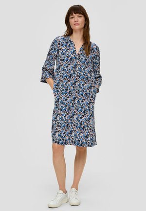 Fließendes Kleid mit einem floralen Muster in Blau-, Rosa- und Schwarztönen, V-Ausschnitt, dreiviertel Ärmeln und seitlichen Taschen.