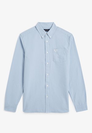 Hellblaues Hemd mit langen Ärmeln, Knopfleiste, geknöpftem Kragen und Brusttasche mit weiß gesticktem Logo.