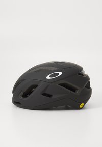 Mattschwarzer Fahrradhelm mit Belüftungsöffnungen, weißem Logo an der Seite und einem kleinen gelben Mips-Sicherheitslabel nahe der Rückseite.
