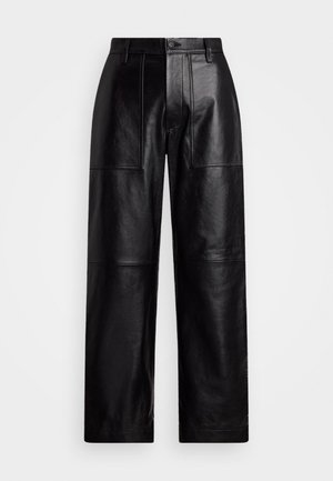 Pantalons large en cuir noir avec taille haute, fermeture à boutons et détails de panneaux. Texture lisse avec des accents de couture minimaux.