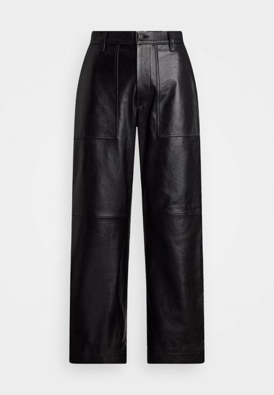 Μαύρο δερμάτινο παντελόνι φάρδους με ψηλή μέση, κλείσιμο με κουμπί και λεπτομέρειες από πάνελ. Λείος υφασμάτινος τύπος με μινιμαλιστικές ραφές.