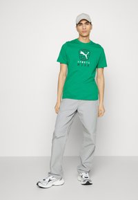 Puma BETTER SPORTSWEAR TEE - Camiseta estampada - archive green