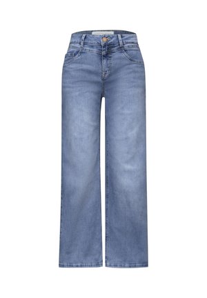 Lichtblauwe denim jeans met wijde pijpen, voorzakken, riemlussen en knoopsluiting, weergegeven tegen een witte achtergrond.