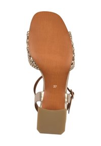 Sandali con una fascia intrecciata dorata, una soletta in legno marrone e un tacco basso e quadrato con una superficie texturizzata. Taglia contrassegnata come 37.
