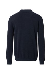 Dunkelblauer Strickpullover mit Polo-Kragen, langen Ärmeln und gerippten Bündchen, der ein strukturiertes Muster aufweist.