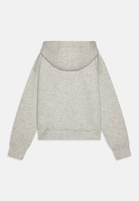 Grå hoodie med ett mjukt, texturerat tyg. Har en åtsittande nederkant, neddragna axlar och en dubbelskiktad huva. Inga synliga logotyper.