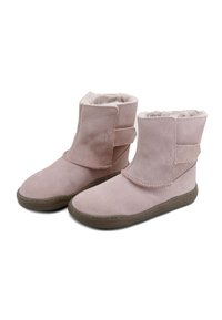 Botines de ante rosa con forro de piel, cuentan con un diseño curvado, suela plana y una correa de velcro en el lateral para un ajuste ajustable.