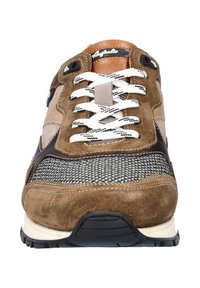 Braune Wildleder-Sneaker mit Mesh-Einsätzen, cremefarbenen Schnürsenkeln und einer dunklen Gummisohle. Merkmale sind Akzentnähte und eine gebrandete Zunge.