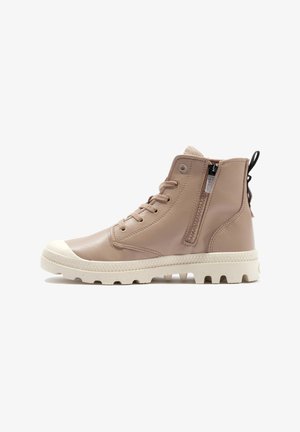 Beige læder ankelstøvler med rund tå, struktureret gummisål, lynlås på siden og hvid hælkap. Har snørebånd foran og pull-tab.
