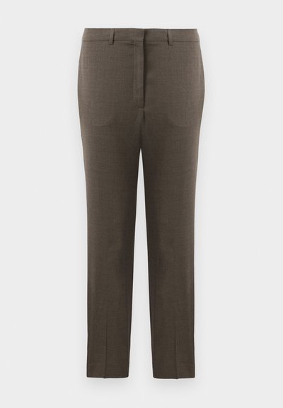 Brune skreddersydde herrebukser med fremoverbrett og beltesløyfer, vist mot en hvit bakgrunn.