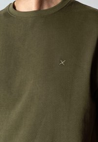 Clean Cut Copenhagen STABLE - Pamata T-krekls - army green