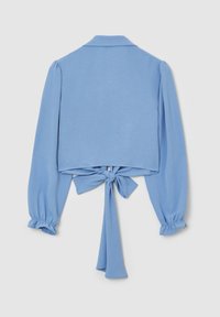 Blusa azzurro chiaro a maniche corte con colletto, maniche raccolte e dettaglio legato sul retro. Tessuto liscio con una vestibilità morbida.