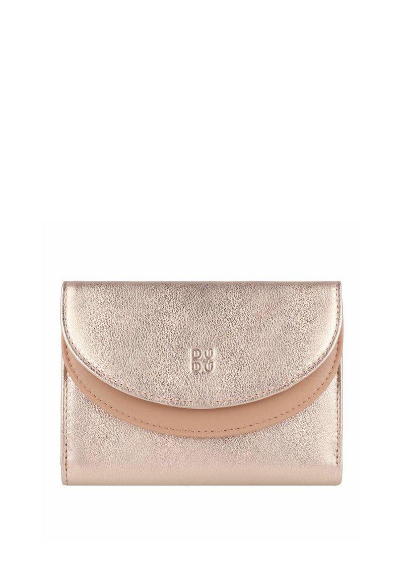 Portefeuille en or rose métallique avec une fermeture à rabat incurvé, texture en cuir lisse, logo embossé et accents beige contrastants.