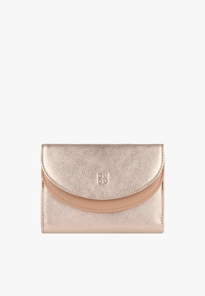 Portefeuille en or rose métallique avec une fermeture à rabat incurvé, texture en cuir lisse, logo embossé et accents beige contrastants.