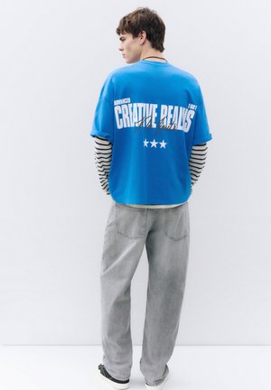 PULL&BEAR, SHORT SLEEVE WITH CREATIVE REALMS GRAPHIC - T-SHIRT - T-shirt imprimé - blue