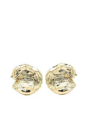Orecchini in metallo color oro a forma di conchiglie dettagliate con coste testurizzate e bordi lisci, esposti su uno sfondo bianco.